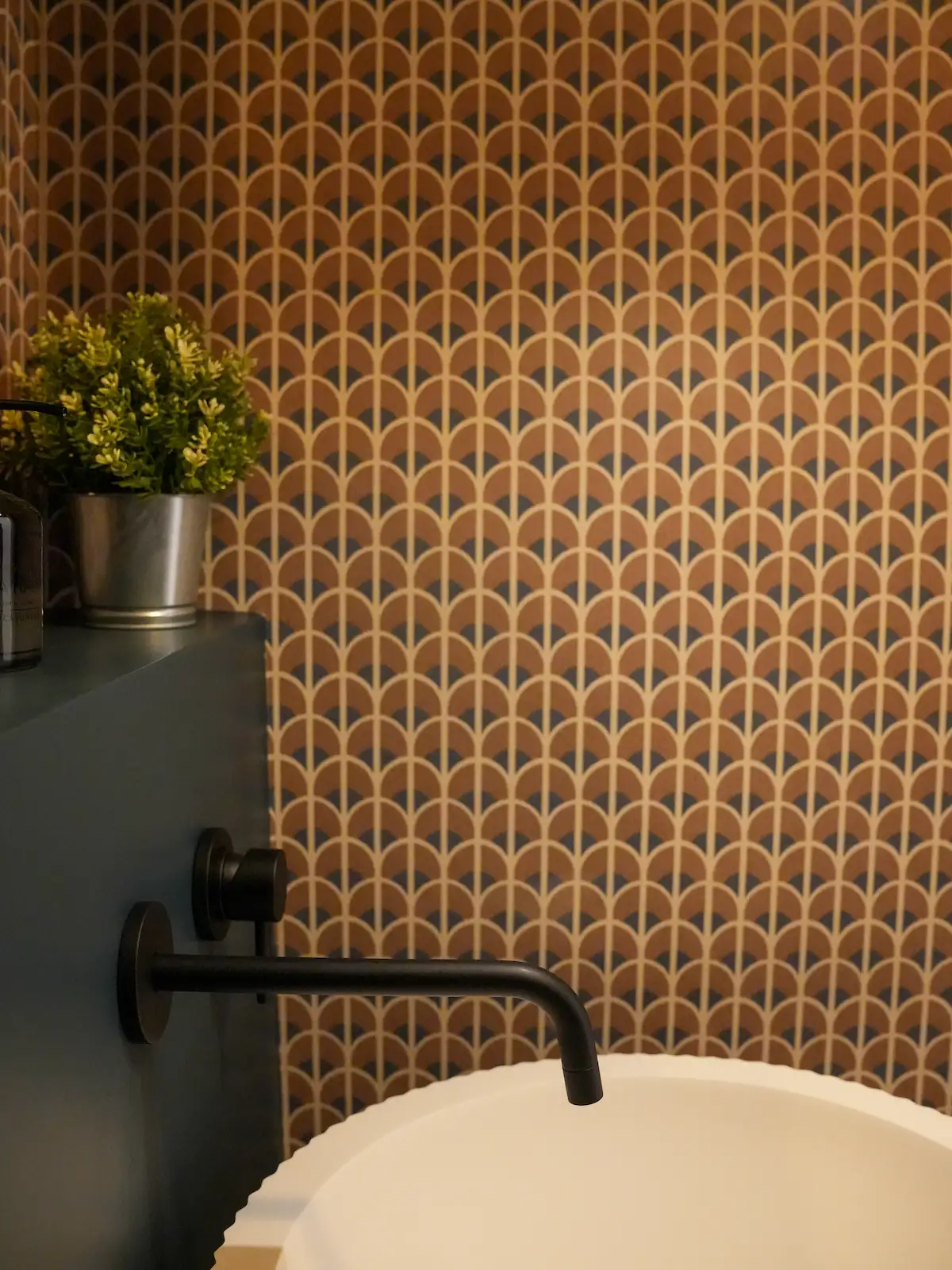 Trama carta da parati del bagno in progetto di interior design a Chieri realizzato da CC Architects