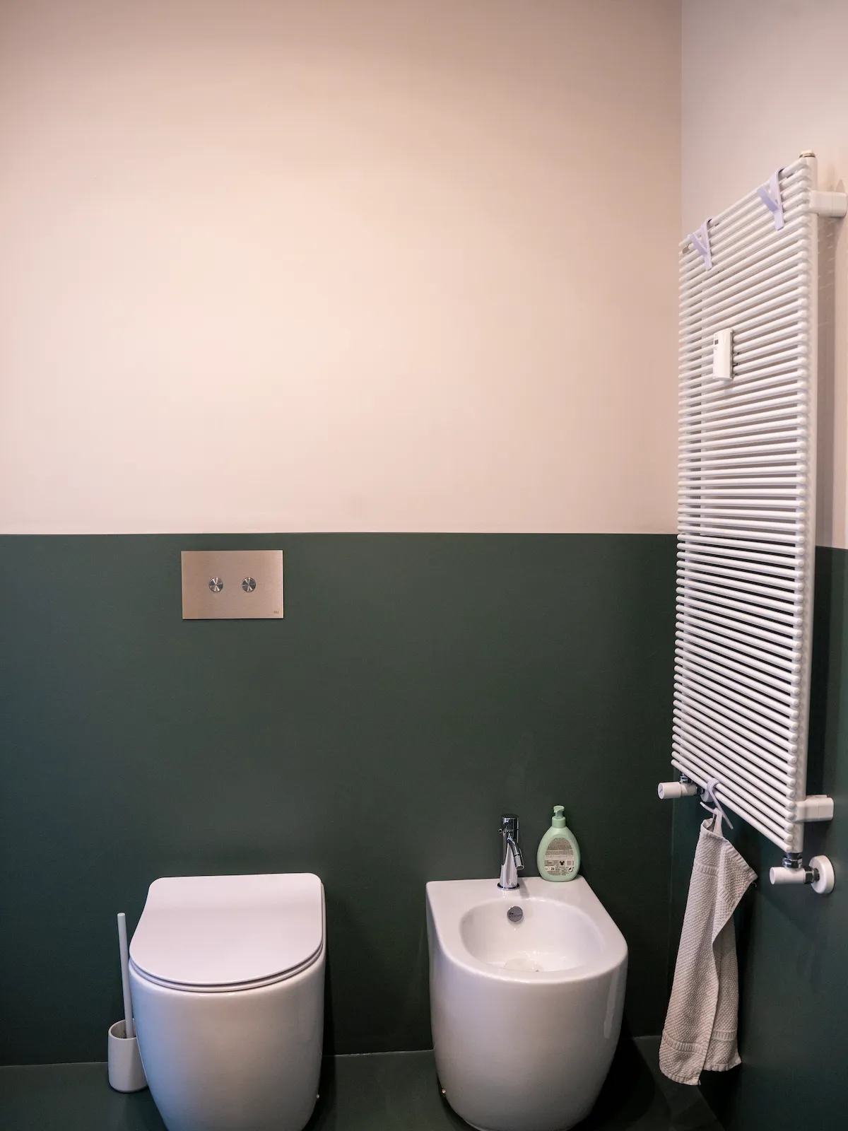 Sanitari del bagno e termoarredo in progetto di interior design a Chieri realizzato da CC Architects