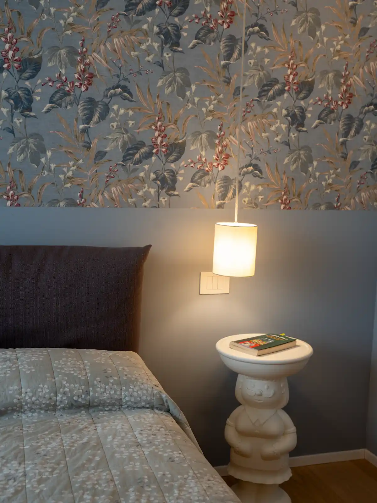 Camera da letto e carta da parati elegante in progetto di interior design a Chieri realizzato da CC Architects