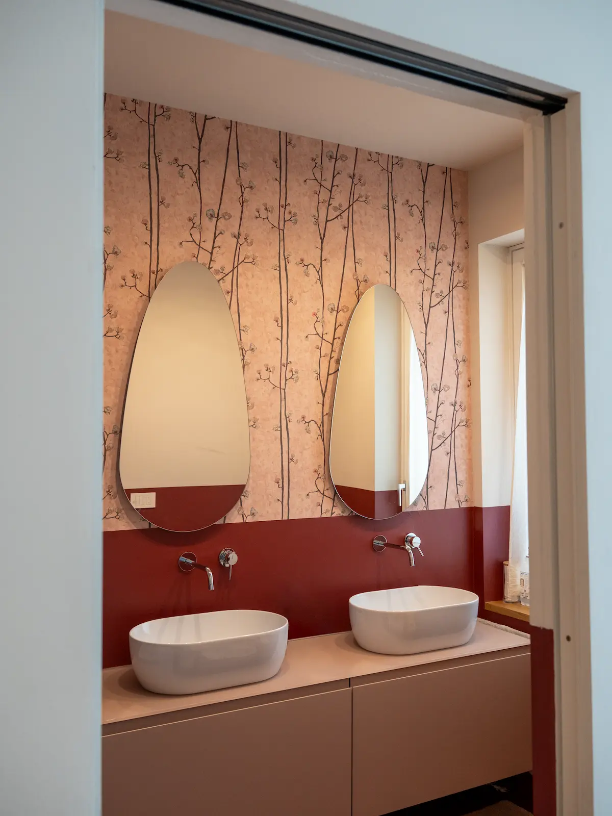 Lavabo e specchio del bagno in un ambiente luminoso in progetto di interior design a Chieri realizzato da CC Architects