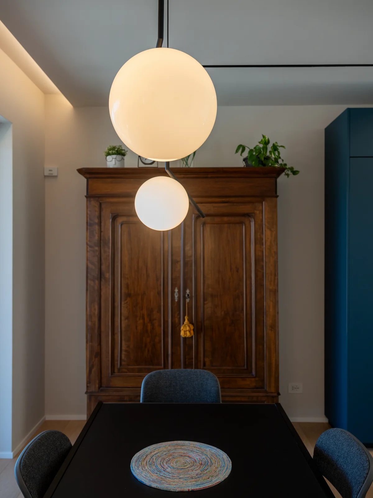 Tavolo da pranzo e sedie in ambiente luminoso in progetto di interior design a Chieri realizzato da CC Architects