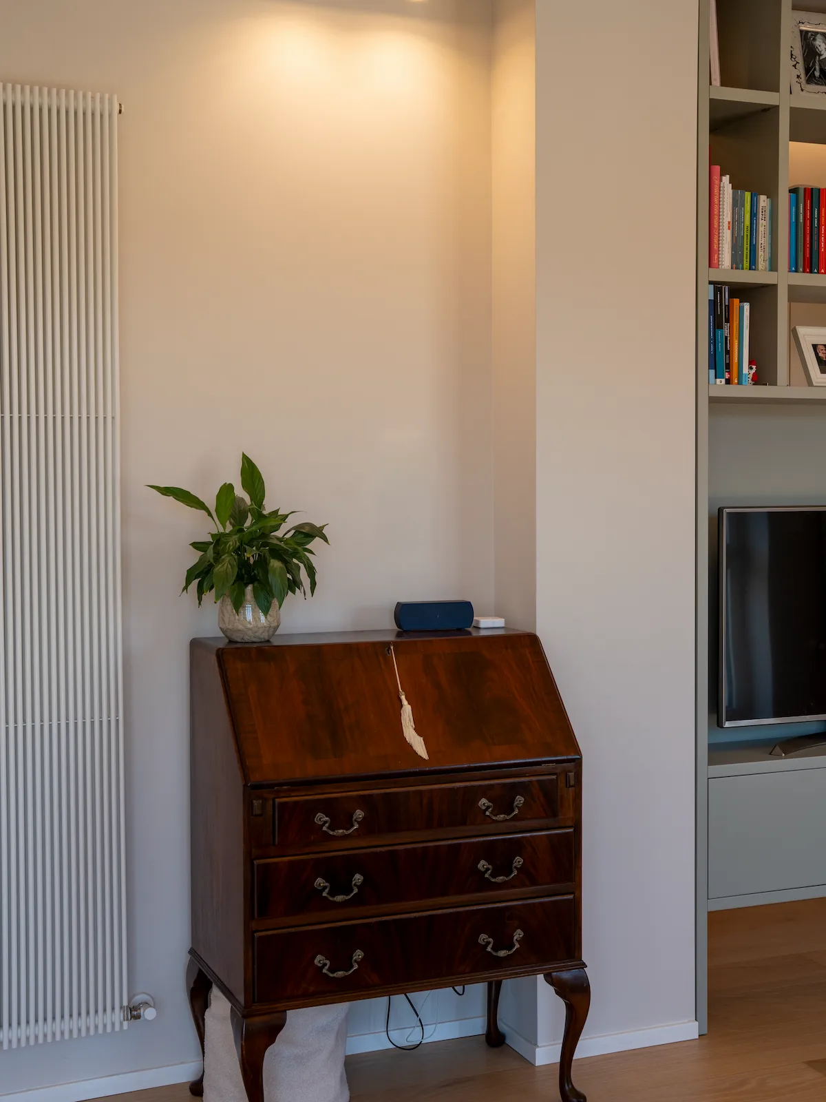 Mobile vintage e libreria in progetto di interior design a Chieri realizzato da CC Architects