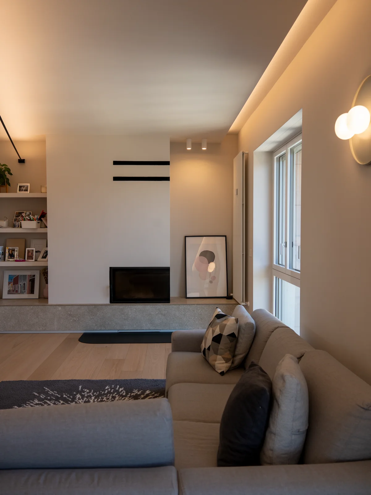 Divano in un salotto open space in progetto di interior design a Chieri realizzato da CC Architects