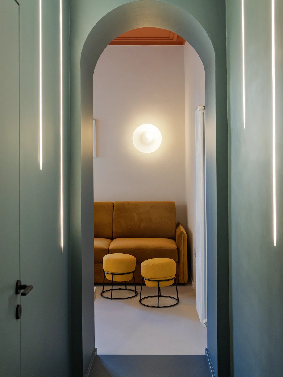 Corridoio con arco architettonico e illuminazione verticale in un progetto di ristrutturazione e interior design a Torino