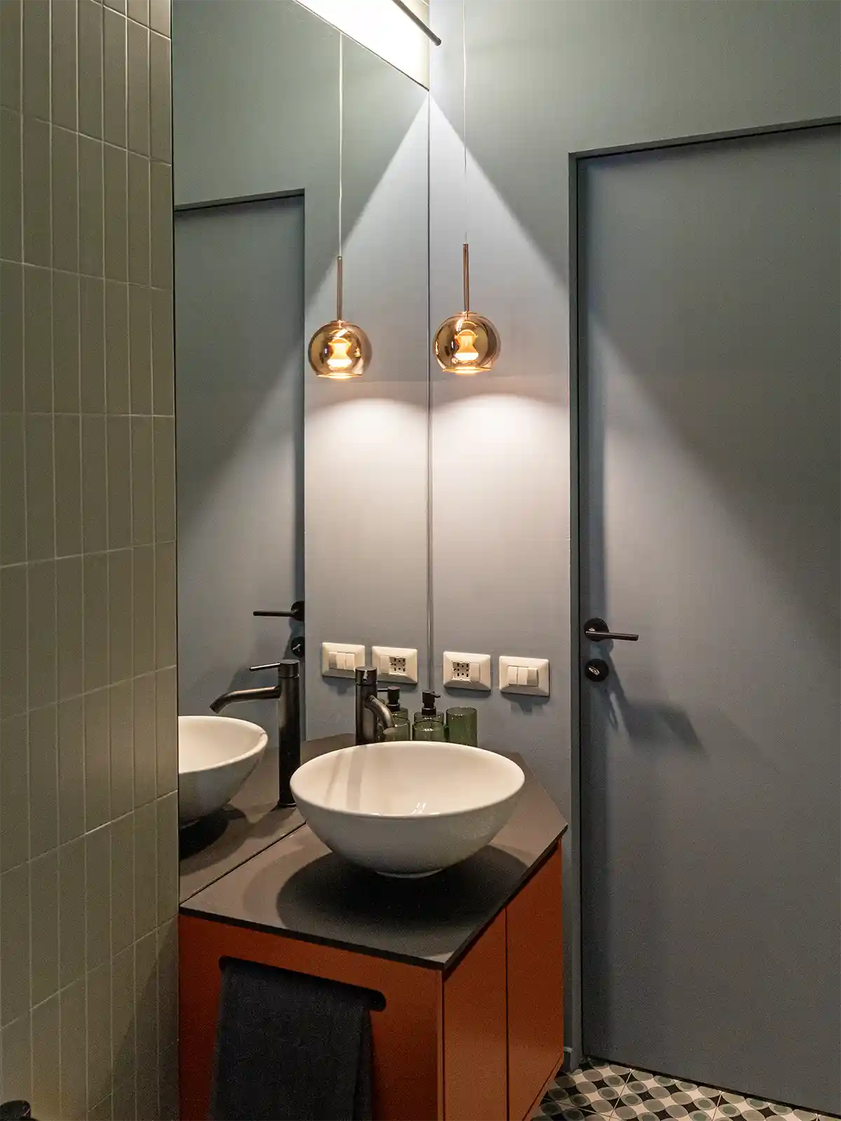 Specchio e lavabo del bagno in un progetto di interior design a Torino