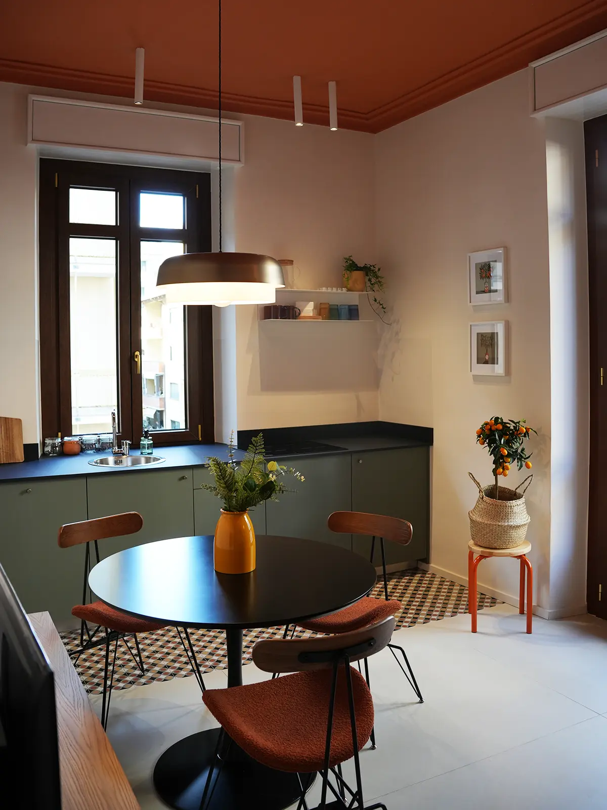 Panoramica della cucina in un progetto di ristrutturazione e interior design a Torino