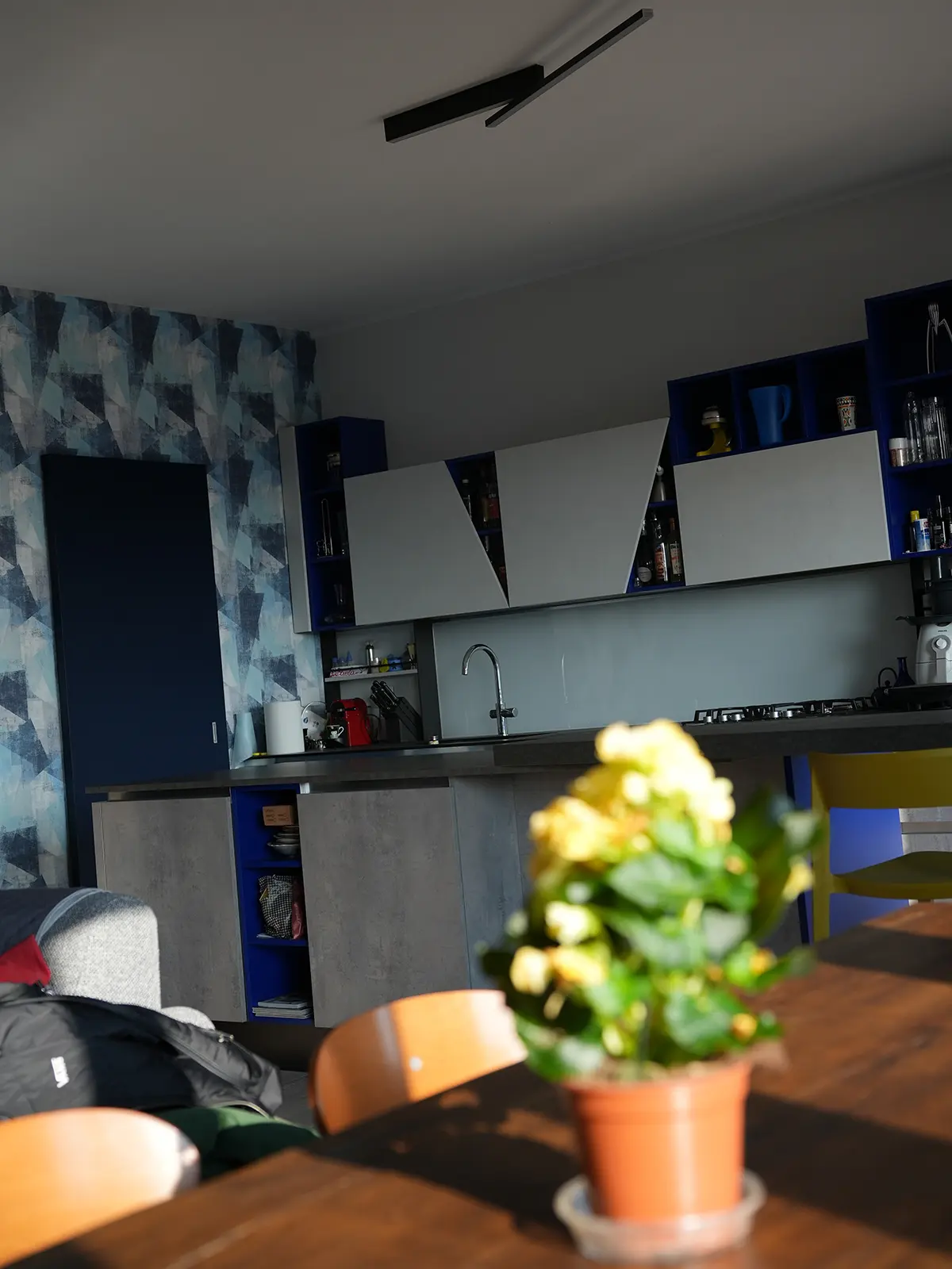 Zona giorno open space con cucina e tavolo in appartamento ristrutturato a Torino
