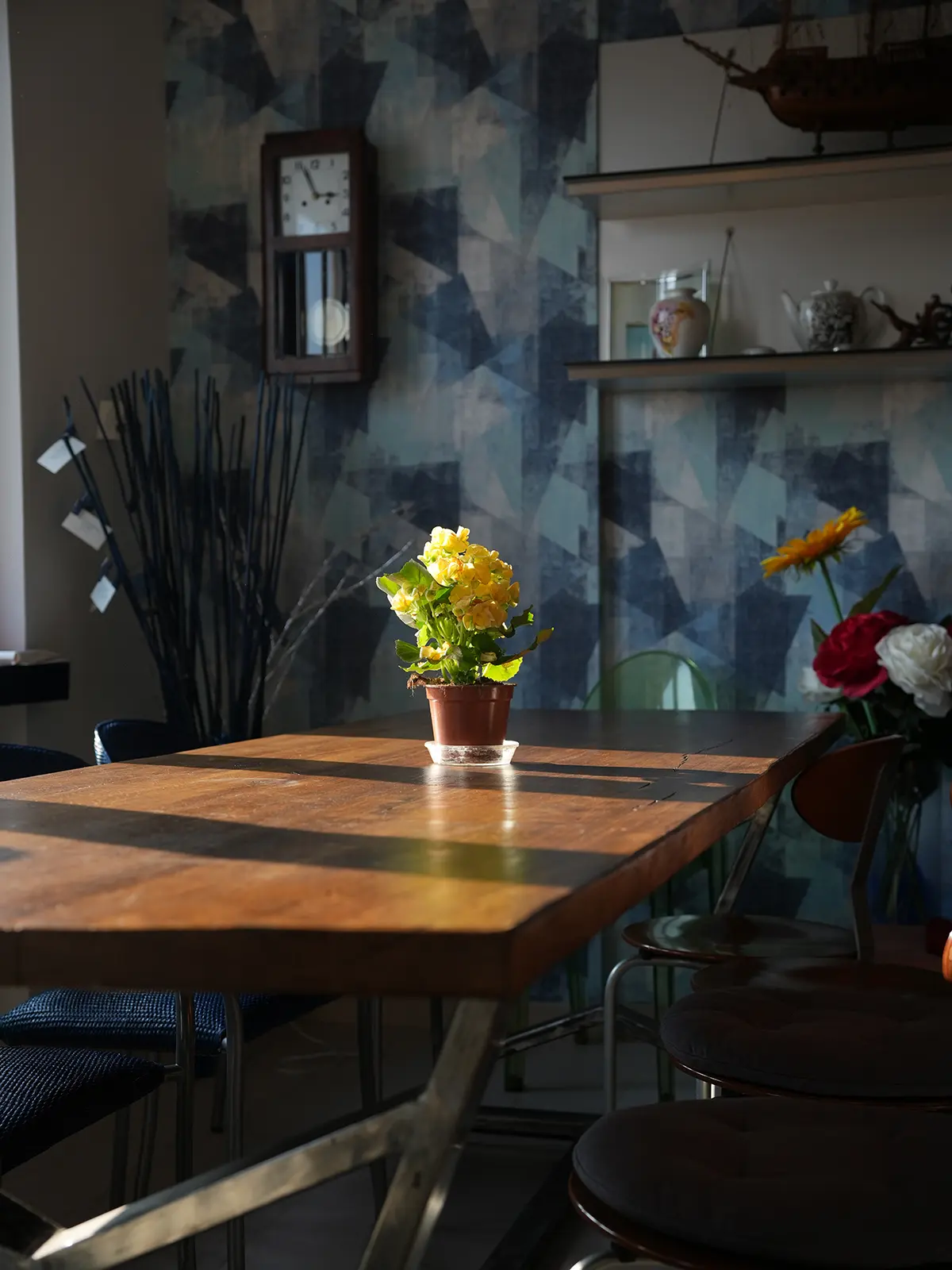 Tavolo da pranzo illuminato da luce naturale in appartamento di interior design a Torino
