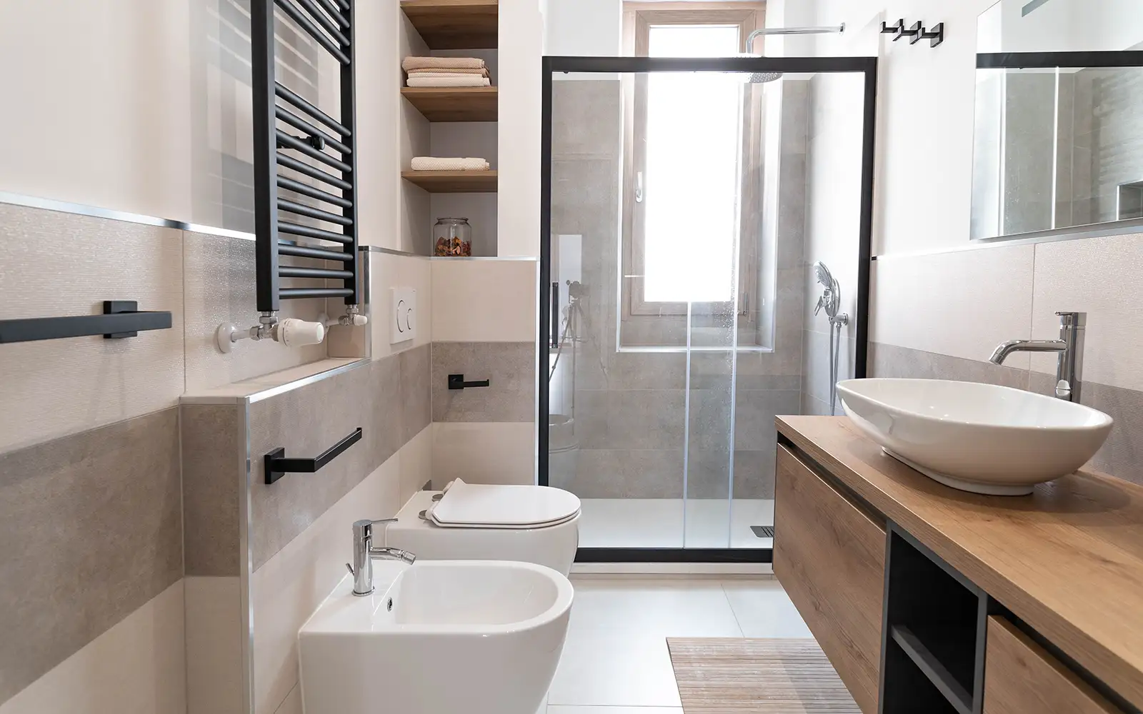 Bagno contemporaneo con doccia walk-in, arredo lavabo in legno e dettagli neri in appartamento a Torino