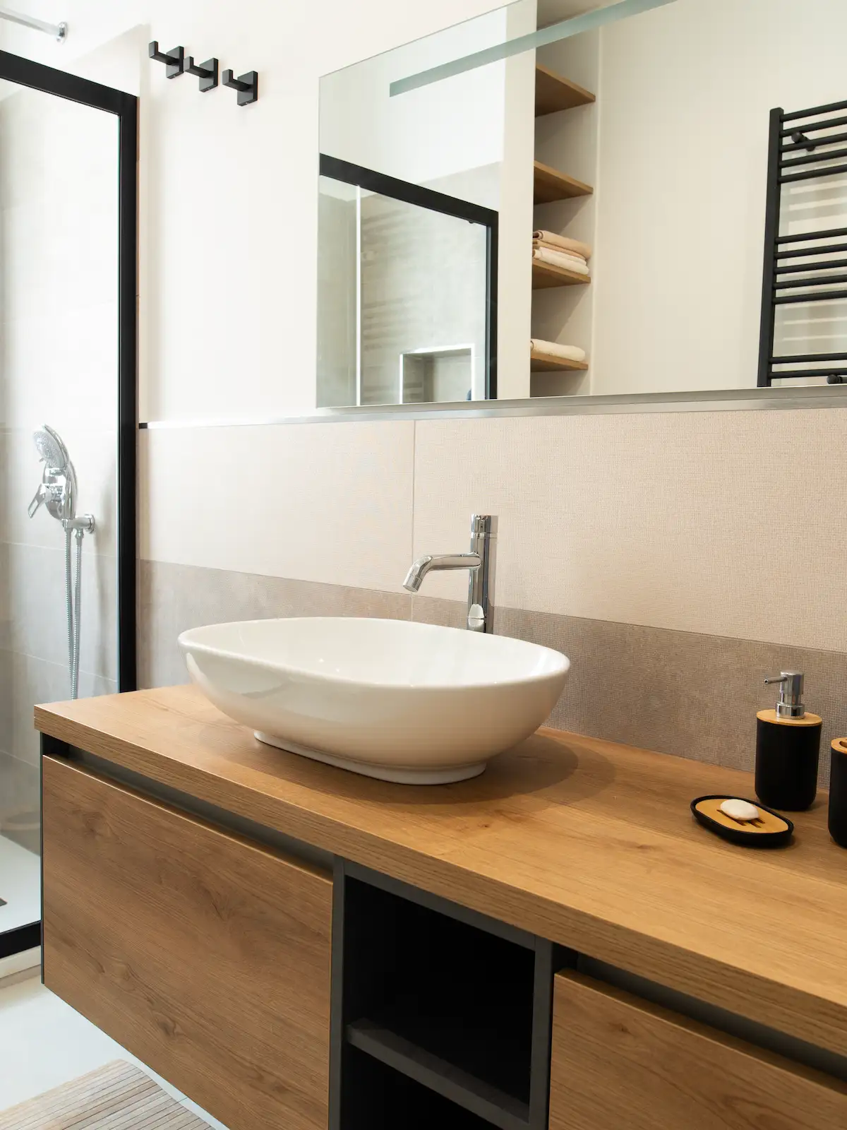 Bagno contemporaneo con mobile lavabo in legno e doccia walk-in in appartamento ristrutturato a Torino