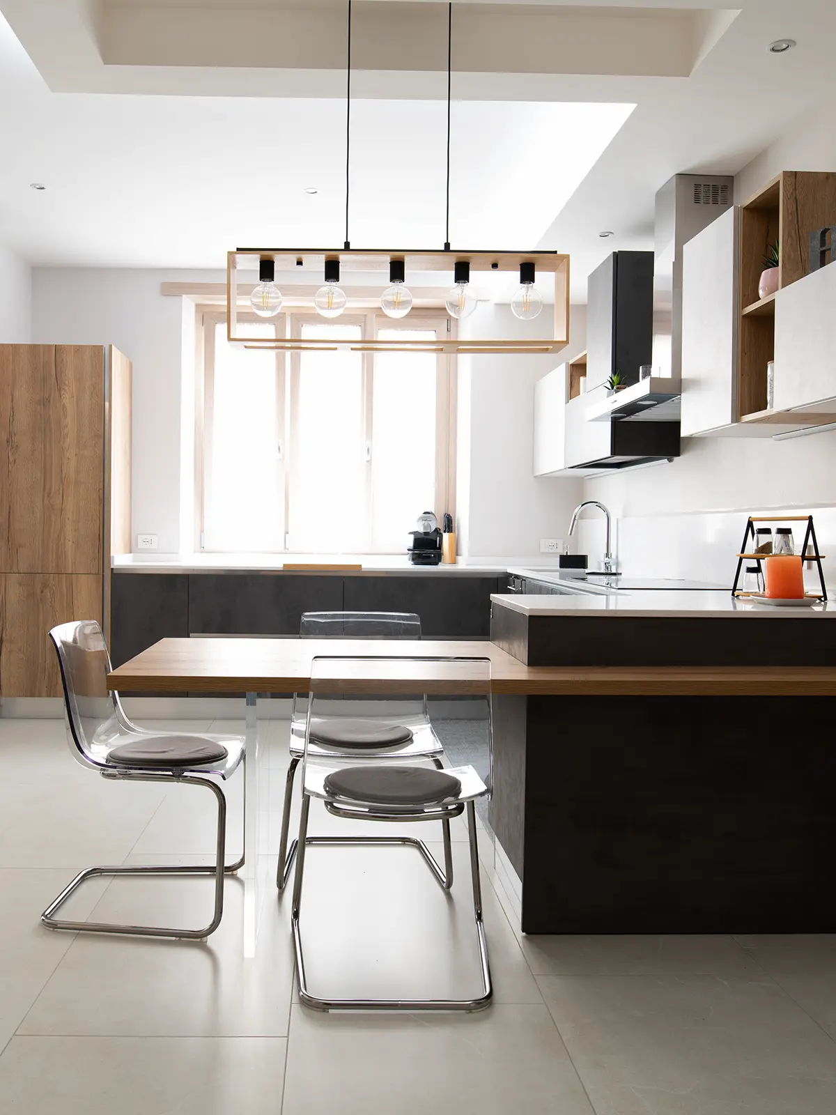 Cucina moderna con penisola e ampia finestra che illumina lo spazio in appartamento a Torino