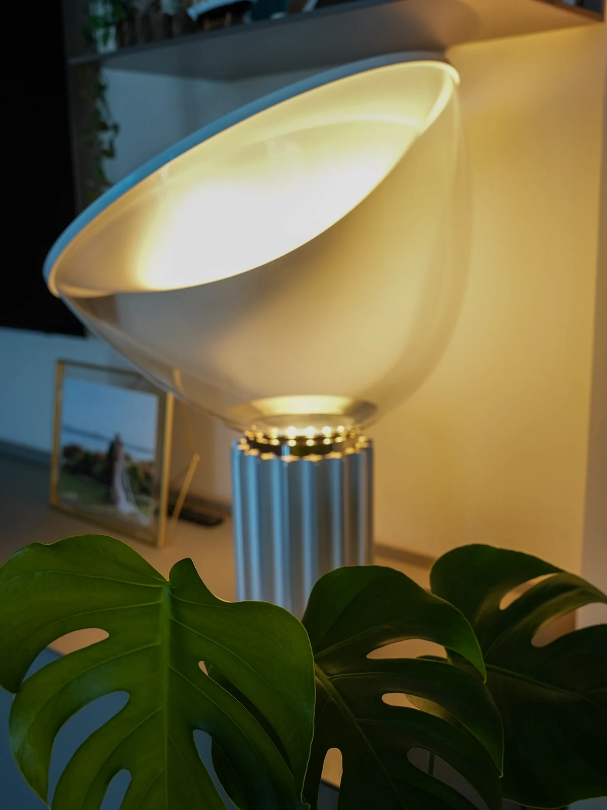 Dettaglio di lampada da tavolo di design con luce calda e materiali contemporanei in un interno residenziale a Torino