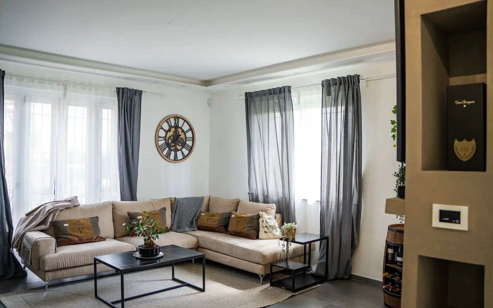 Zona living contemporanea in un progetto di interior design a Torino con divano ad angolo, palette neutra e luce naturale che valorizza materiali e dettagli.