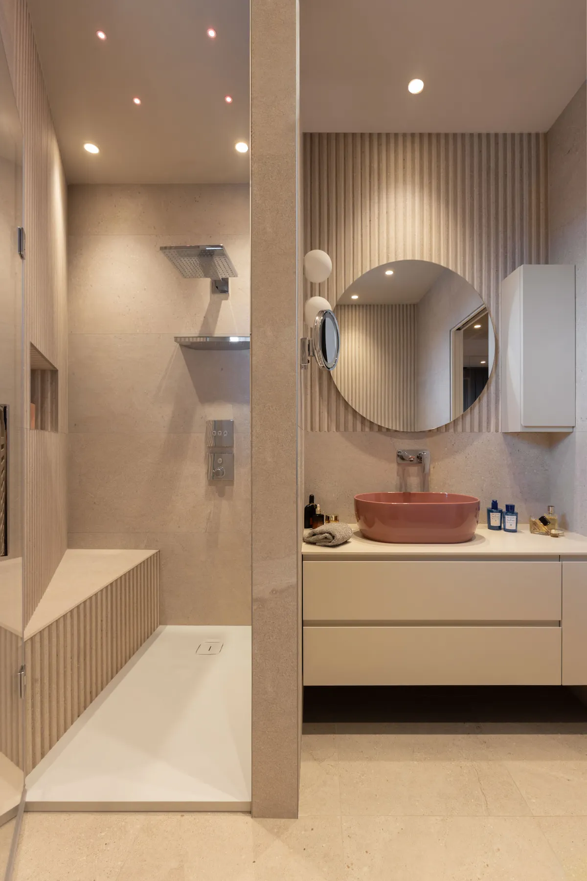 Bagno con doccia walk-in e lavabo sospeso dal design contemporaneo.