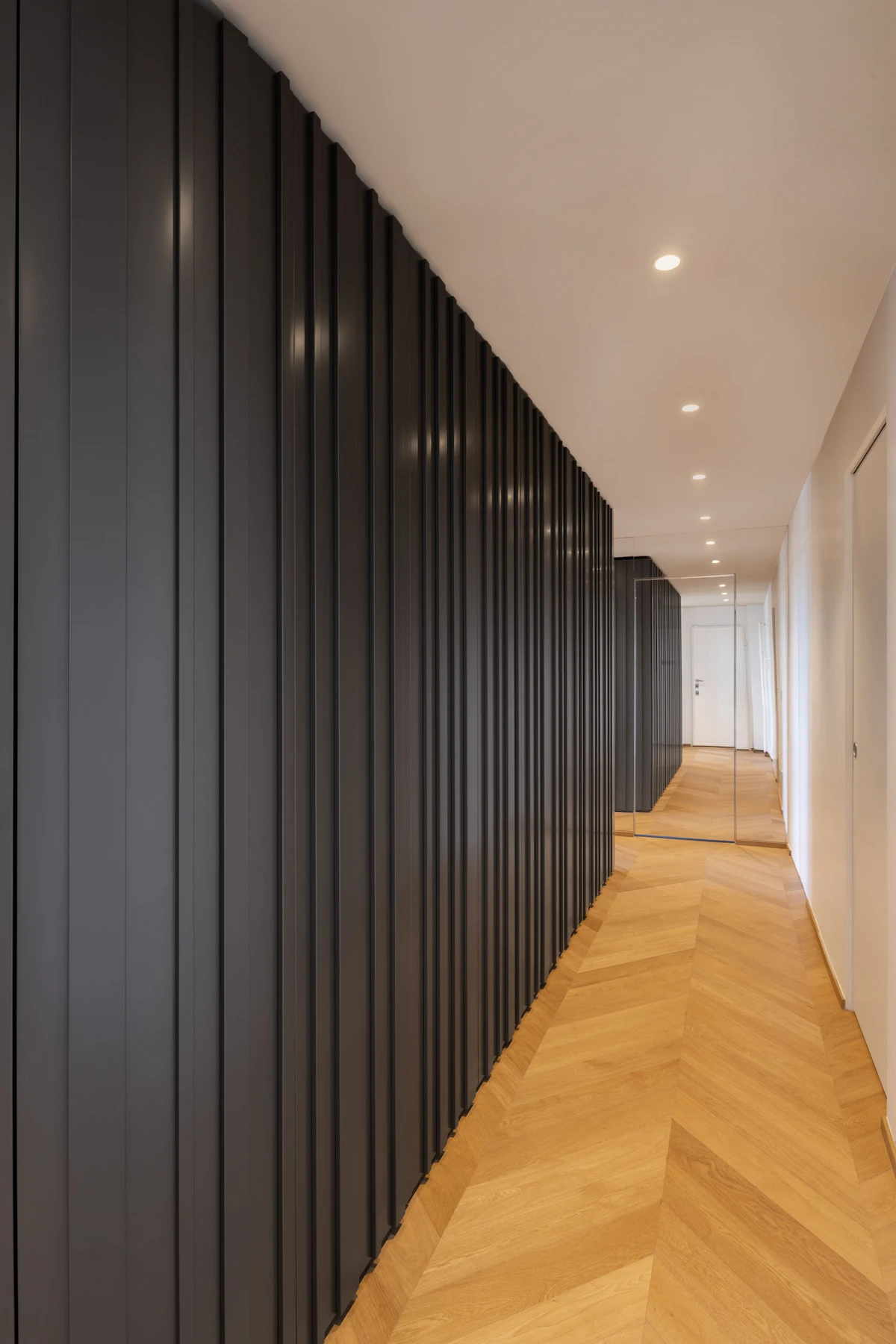 Attico Carso | Corridoio con boiserie