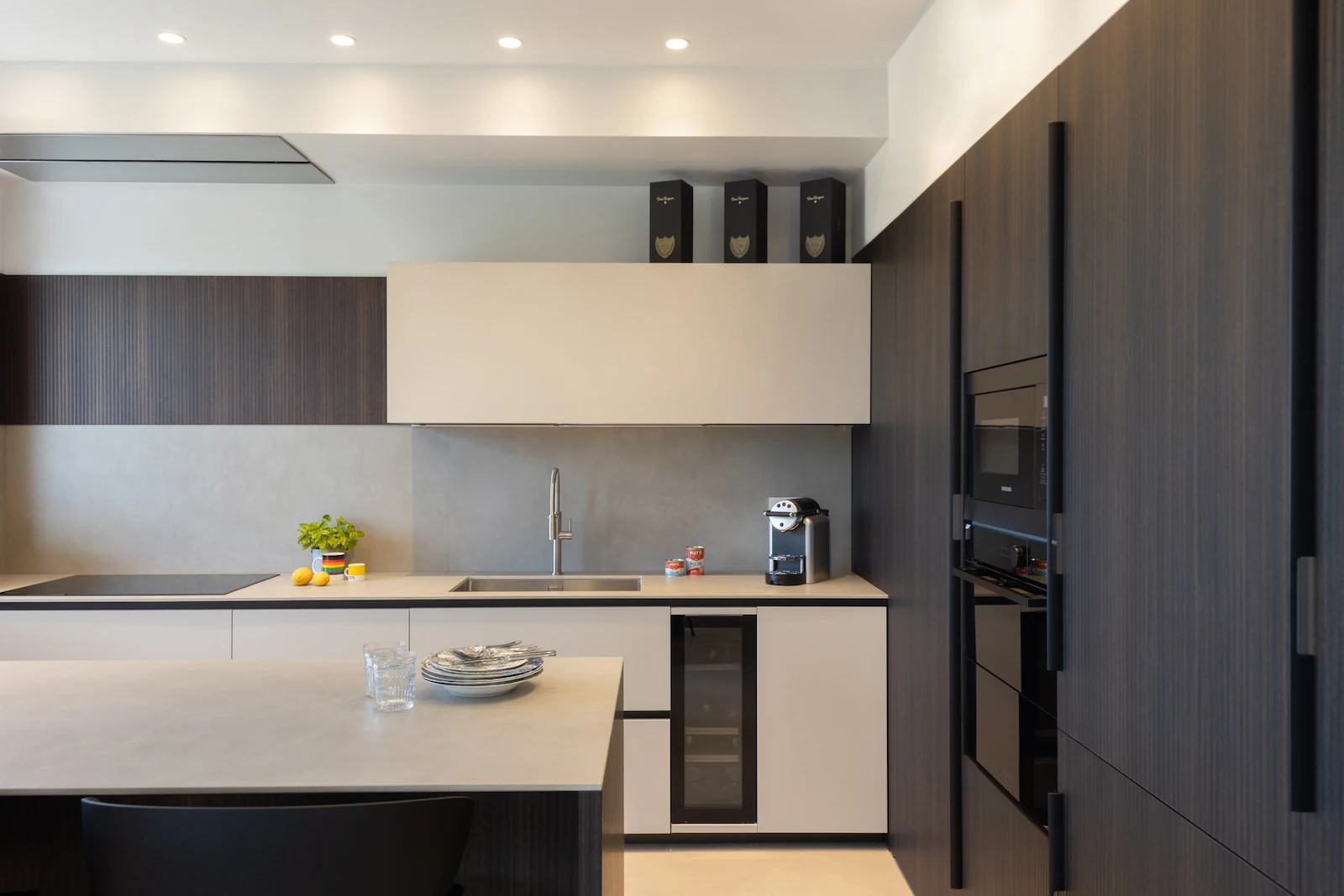 Cucina su misura con isola centrale e finiture contemporanee.
