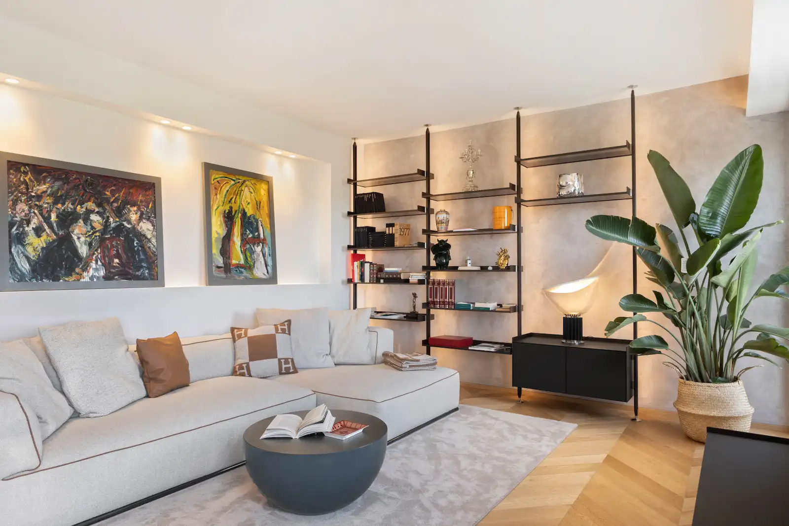 Soggiorno contemporaneo con libreria su misura, parquet a spina di pesce e arredi di design progettato da CC Architects a Torino.