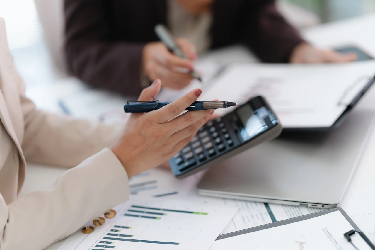 Tecnici al lavoro nella redazione di computi metrici, capitolati tecnici e documentazione economica per interventi edilizi.