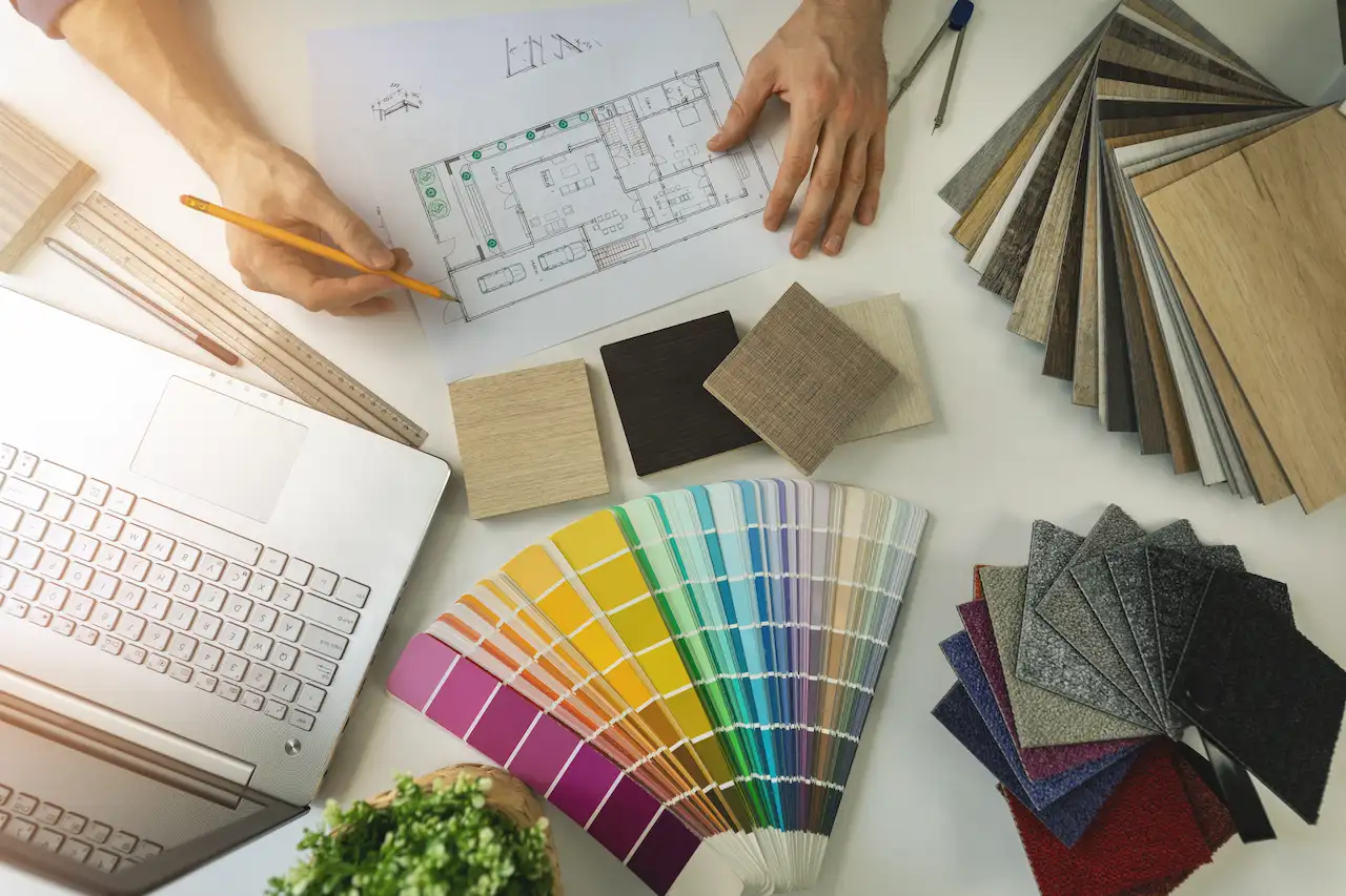 Progettazione d'interni con planimetria, campioni di materiali, palette colori e finiture per abitazioni, uffici e locali commerciali.