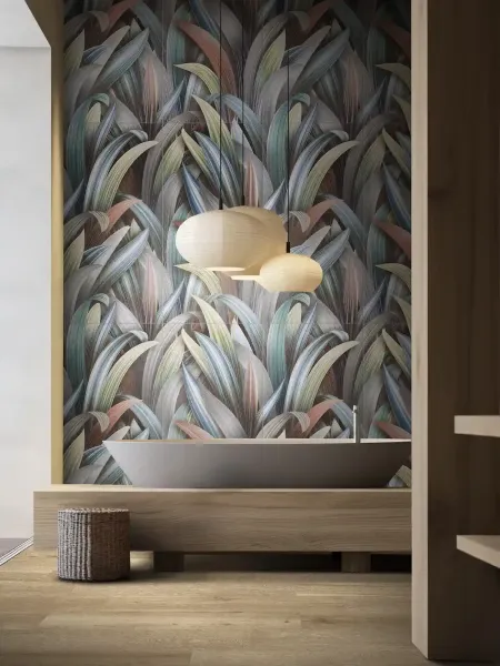 Render di bagno contemporaneo con carta da parati botanica, vasca freestanding e arredi in legno, progetto di interior design