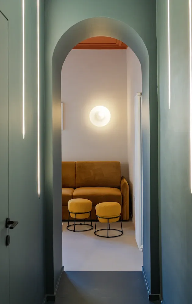 Corridoio con arco architettonico e illuminazione verticale integrata in un progetto di interior design a Torino